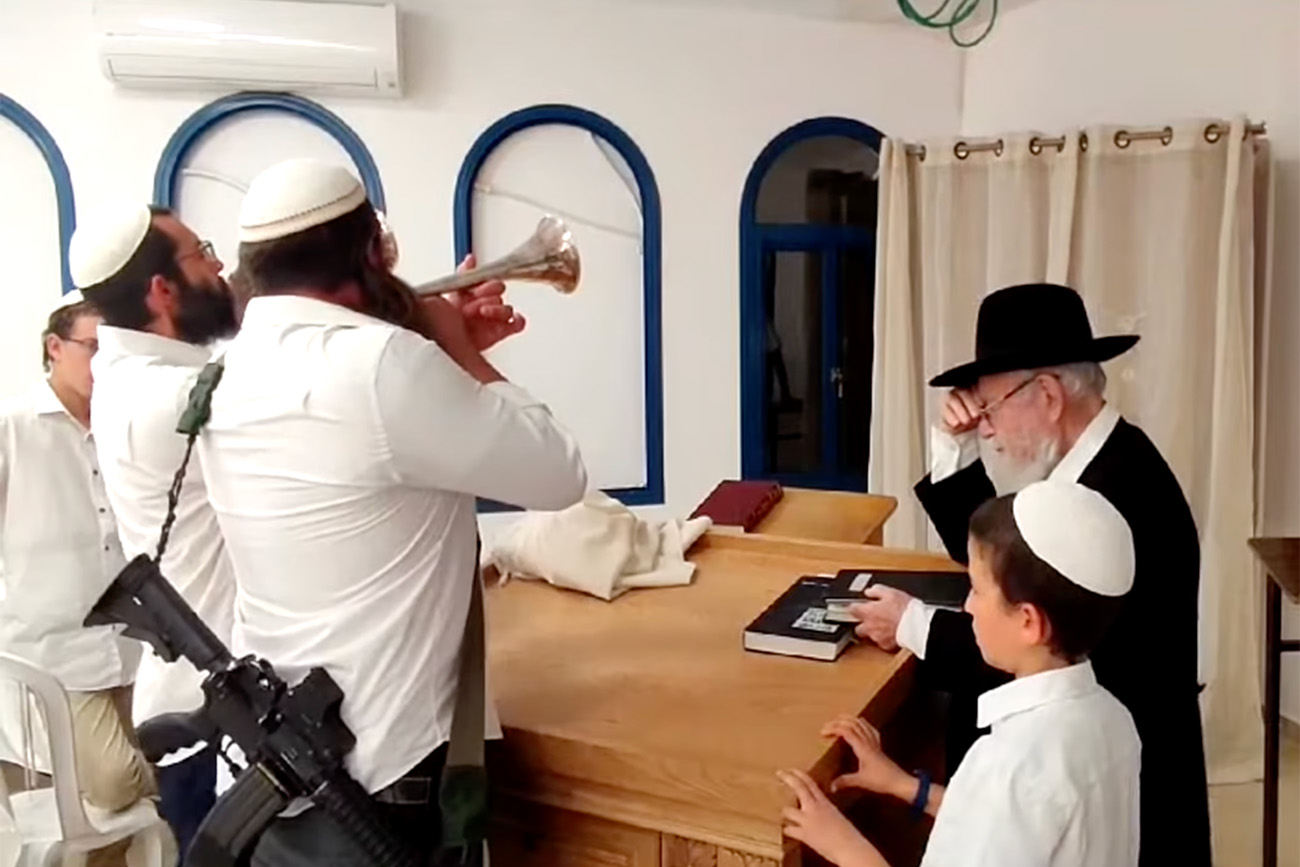 Religious Israelis blowing silver trumpets. The Temple Institute is manufacturing silver trumpets for IDF rabbis to sound as soldiers go into battle. (Image: © <a href="https://www.youtube.com/watch?v=gFnLysyhqyQ" rel="nofollow" target="_blank">The Temple Institute</a>. Screenshot.)