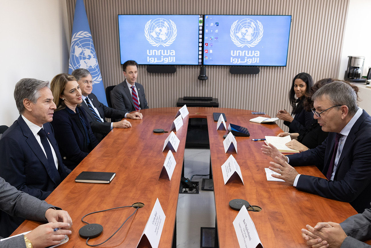 Ontmoeting van de Amerikaanse minister Antony Blinken met UNRWA-commissaris-generaal Philippe Lazzarini eind 2023. (Afbeelding: <a href="https://www.flickr.com/photos/9364837@N06/53308739161/" rel="nofollow" target= "_blank">Chuck Kennedy (Amerikaanse ministerie van Buitenlandse Zaken)</a> / publiek domein)