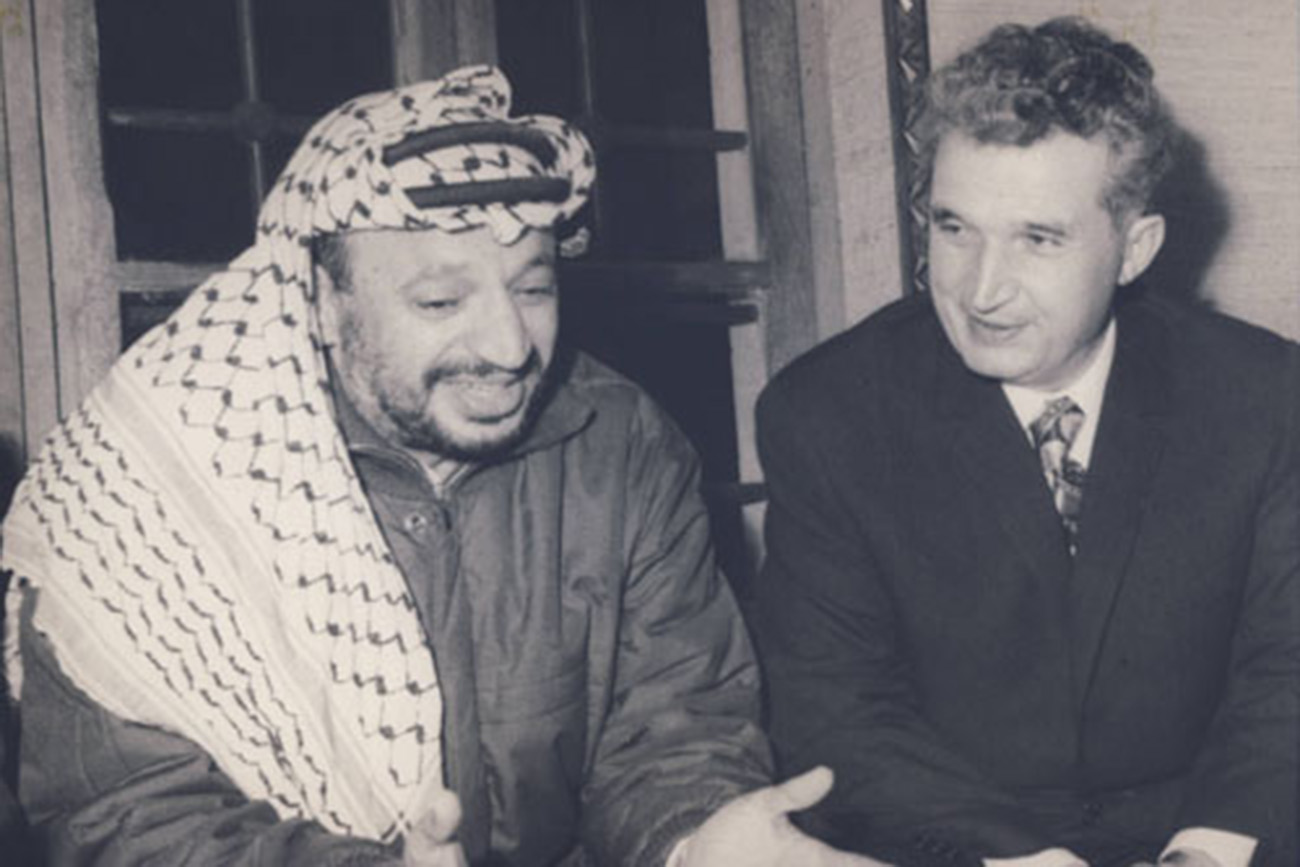 Yasser Arafat met Nicolae Ceauşescu in 1974. (Afbeelding: <a href="https://www.comunismulinromania.ro" rel="nofollow" target="_blank">Roemeens Nationaal Historisch Museum</a>) 